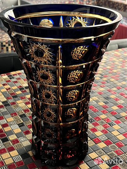 Ваза для цветов из цветного хрусталя