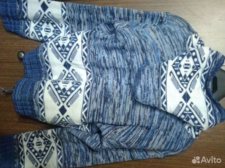 Свитер вязаный ручной работы с капюшоном