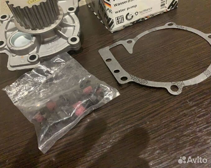 Помпа водяной насос дизель Hepu Volvo 31293668