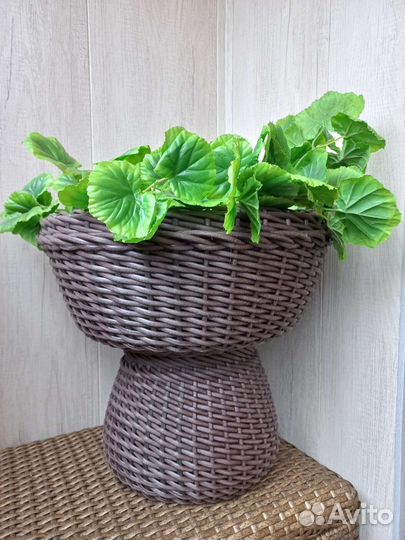 Вазон из ротанга