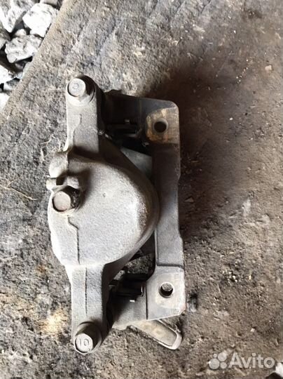 Суппорт передний правый на honda accord CF2