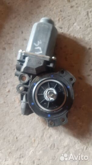 Моторчик стеклоподъёмника левый на Hyundai ix 35