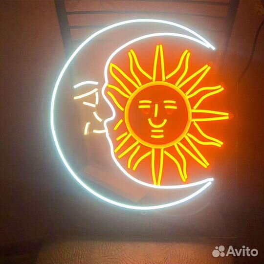 Неоновая вывеска луна