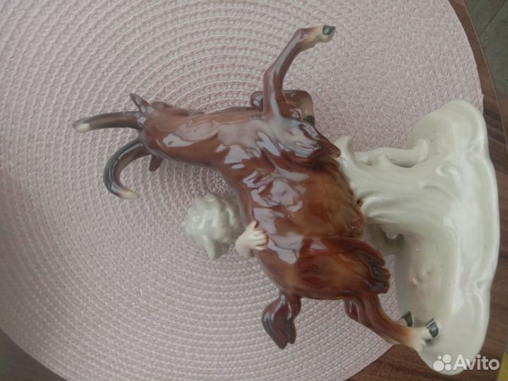 Фарфоровые статуэтки германия мальчик держит козла