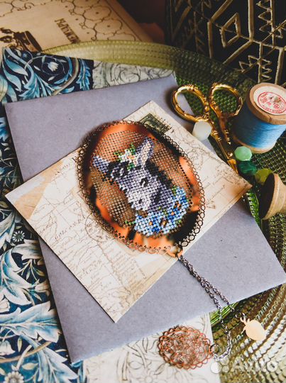 Металлическая закладка с вышивкой