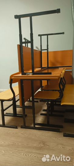 Школьные парты и стулья