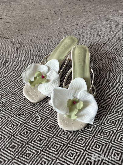 Босоножки с цветком