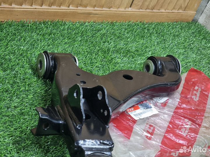 Рычаг подвески лев нижний Toyota Hilux Vigo 05-08