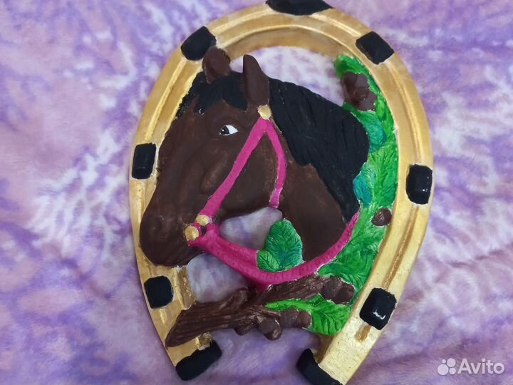 Лошадь с подковой на удачу из гипса