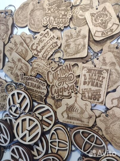 Брелки оптом выполненные из дерева 60 шт