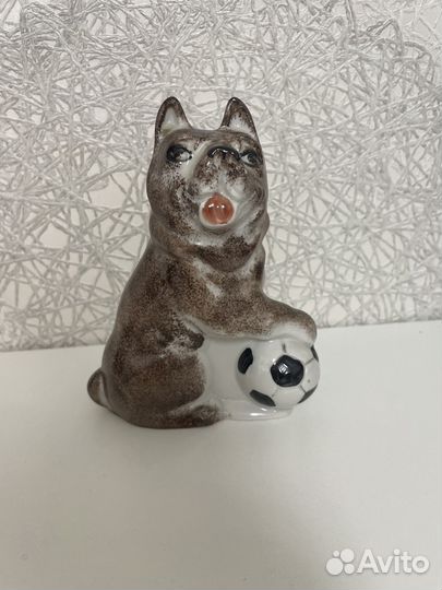 Фарфоровая статуэтка Бульдог с мячом Дулево