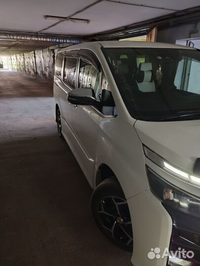 Toyota Voxy 2.0 CVT, 2018, 42 000 км