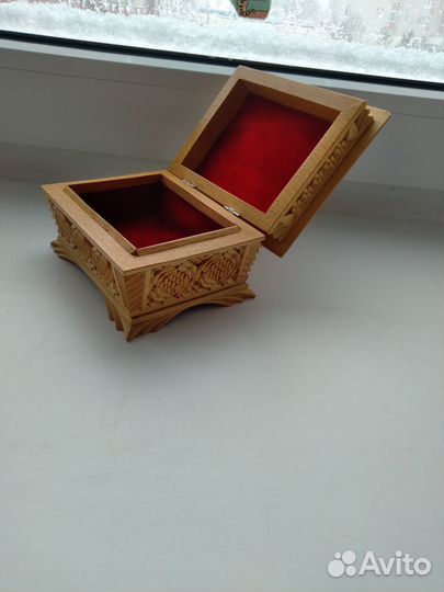 Деревянная шкатулка