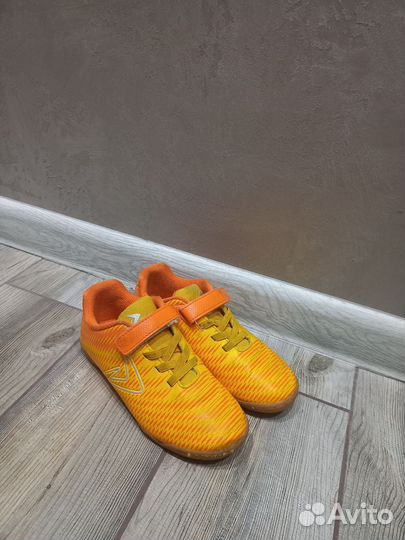 Футбольные кроссовки