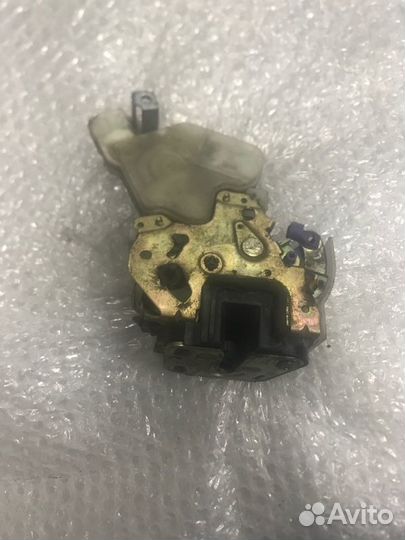 Замок двери задний правый Nissan Primera TP12