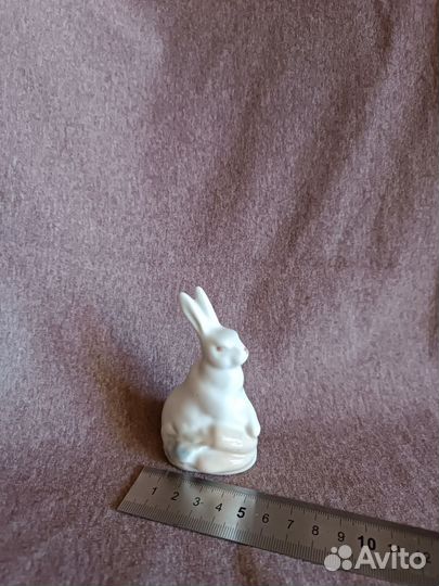 Фарфоровая статуэтка заяц с морковкой