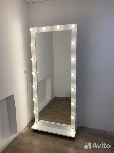 Зеркало гримерное с лампами