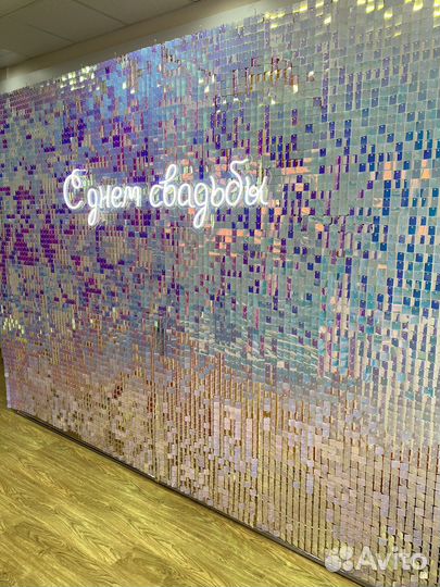 Фотозона на праздник с пайетками, шарами, неоном