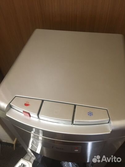 Кулер для воды с нижней загрузкой бутыли