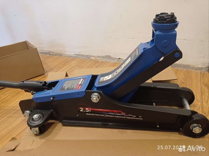 Домкрат подкатной новый 2.5т