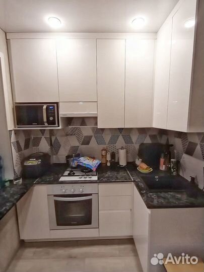 Небольшая угловая кухня