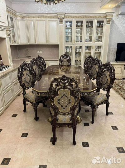 Большой обеденный стол и стулья