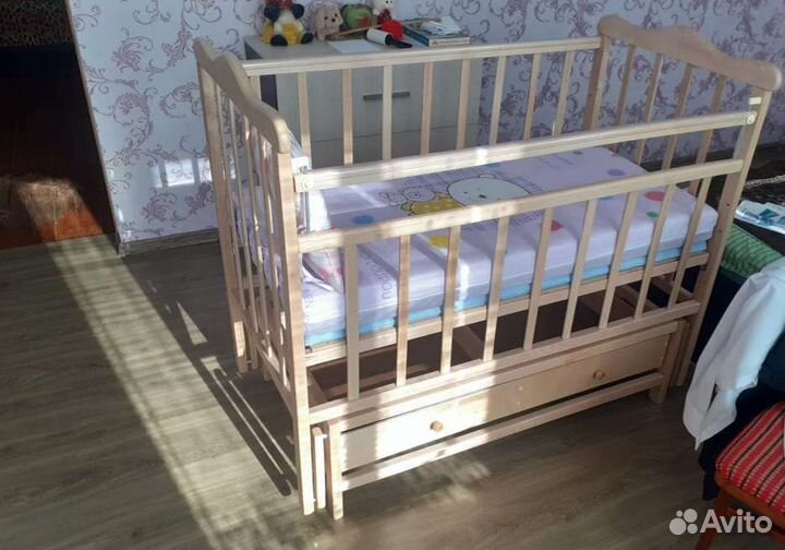 Детская кроватка с маятником