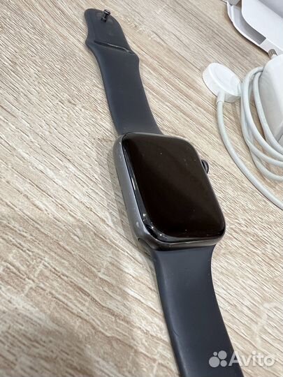 Продаю Apple Watch Series 5, 44 mm, Space Gray