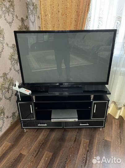 Телевизор и Тумба под телевизор