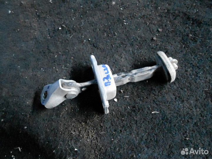 Ограничитель двери задней правой Mitsubishi L200 2