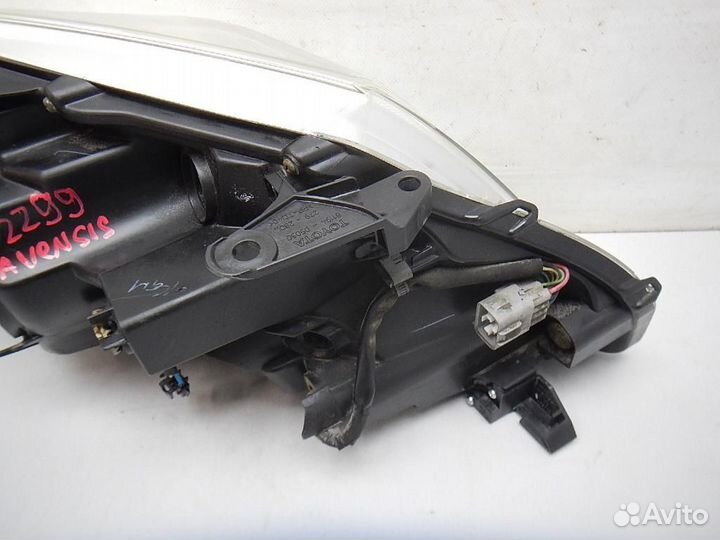 Фара левая Toyota Avensis