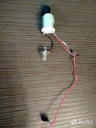Моторчик с переключателем и с клемами для батареек