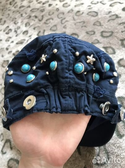 Кепка с заклепками и камнями
