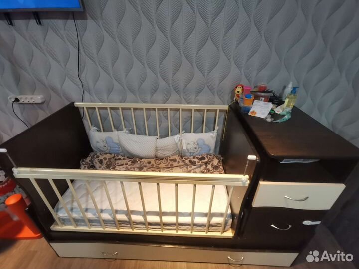 Детская кроватка с маятником