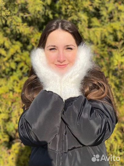 Белые пуховые варежки женские