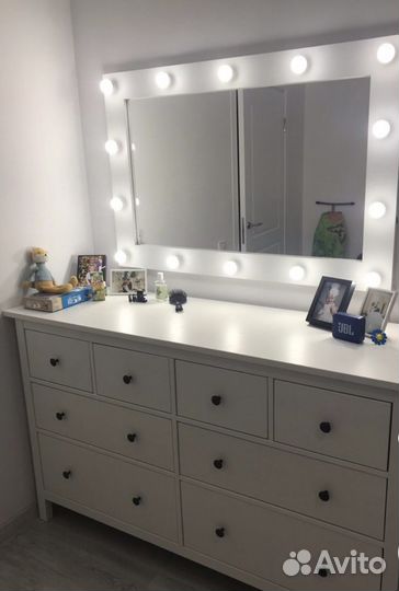 Гримерное зеркало с лампочками