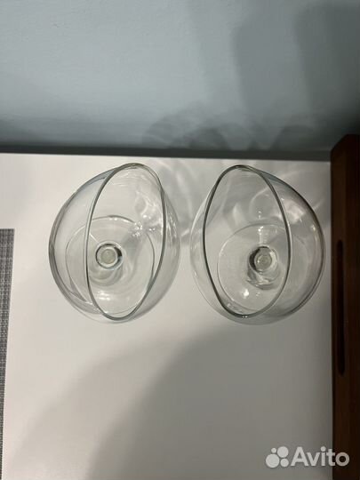 Бокалы для вина на изогнутой ножке