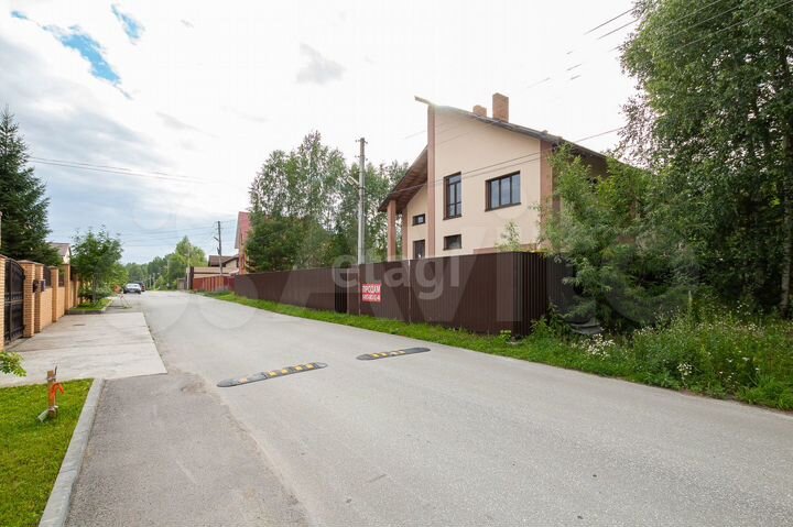 Коттедж 249 м² на участке 10 сот.