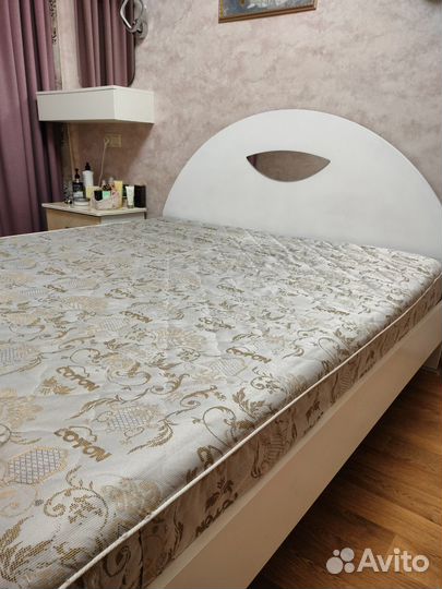 Кровать двухспальная с матрасом