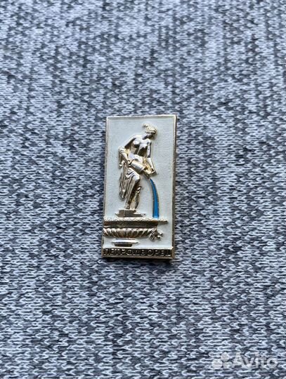 Значок времен СССР - Петродворец - Фонтан. Девушка