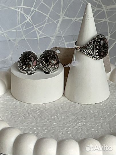 Серьги и кольцо с родонитом