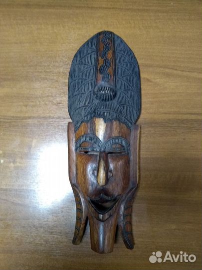 Африканская маска из красного дерева