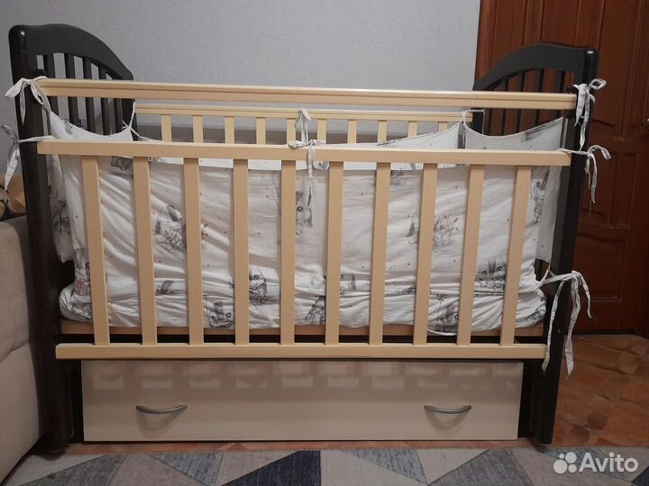Детская кроватка с маятником