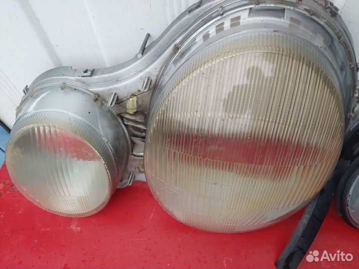 Стекло на фару Mercedes-Benz W210