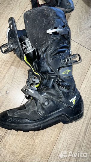 Ботинки для мотокросса и наколенники