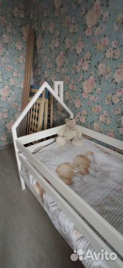 Кроватка с крышей из цельного дерева