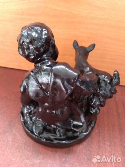 Статуэтка Чугун - Девочка школьница с козлёнком