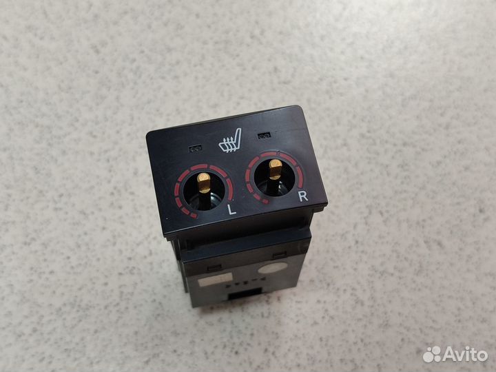 Кнопка обогрева сидения Toyota Land Cruiser 200