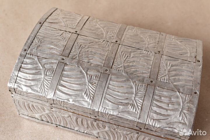 Шкатулка деревянная с чеканкой