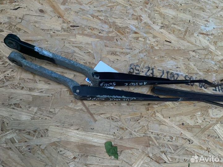 Поводок (держатель) стеклоочистителя пара